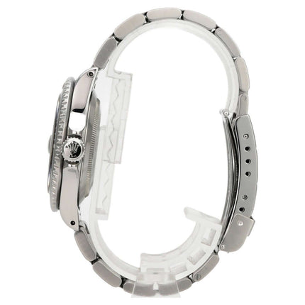 Rolex Submariner Date 16610 aus Edelstahl, seitliche Ansicht mit Oyster-Armband und schwarzer Lünette
