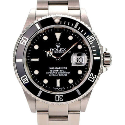 Rolex Submariner Date 16610 mit schwarzem Zifferblatt und Edelstahlarmband, ideal für Taucher.