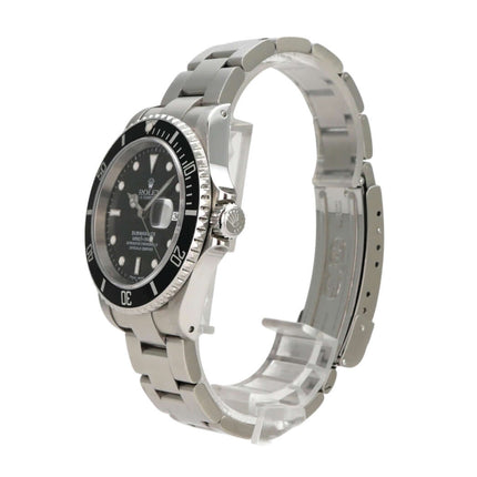 Rolex Submariner Date 16610 Edelstahl mit schwarzem Zifferblatt und drehbarer Lünette, seitliche Ansicht.
