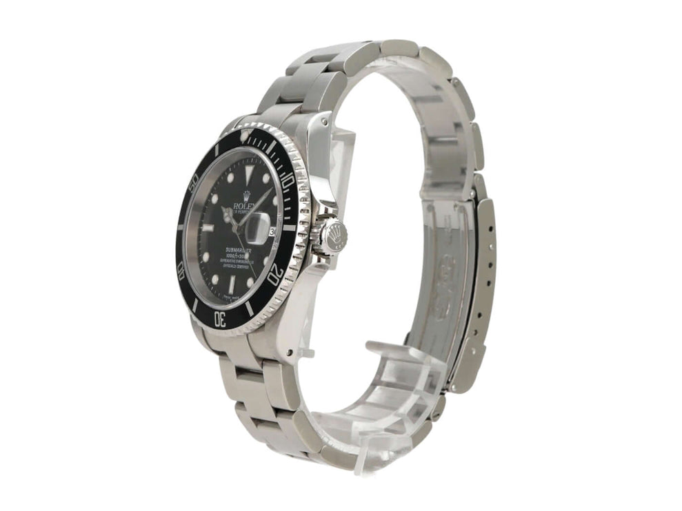 Rolex Submariner Date 16610 Edelstahl mit schwarzem Zifferblatt und drehbarer Lünette, seitliche Ansicht.
