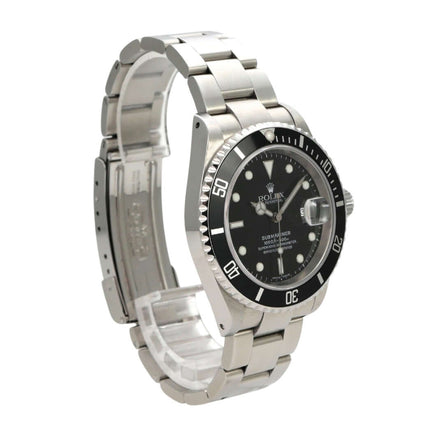 Rolex Submariner Date 16610 mit schwarzem Zifferblatt und Edelstahlarmband, seitliche Ansicht.