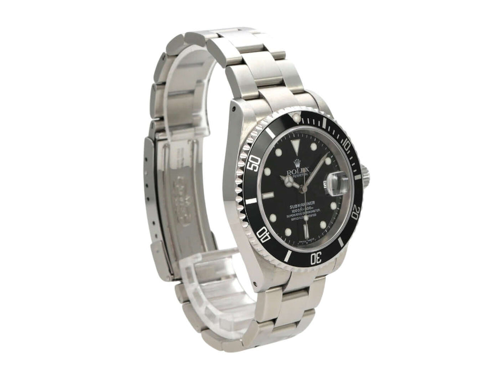 Rolex Submariner Date 16610 mit schwarzem Zifferblatt und Edelstahlarmband, seitliche Ansicht.