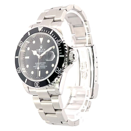 Rolex Submariner Date 16610 Edelstahl Armband, schwarzes Zifferblatt, poliertes Edelstahlgehäuse.