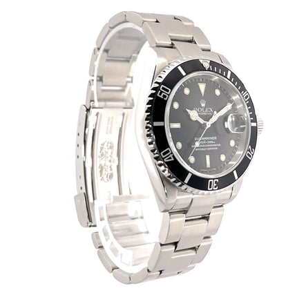 Rolex Submariner Date 16610 Edelstahl Uhr mit schwarzer Lünette und Zifferblatt, Oyster Armband und Leuchtpunkten, Modell aus 2007.