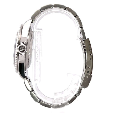 Rolex Submariner Date 16610 Edelstahl Gehäuse Seitenansicht mit polierter und satinierter Oberfläche und Oyster Armband.