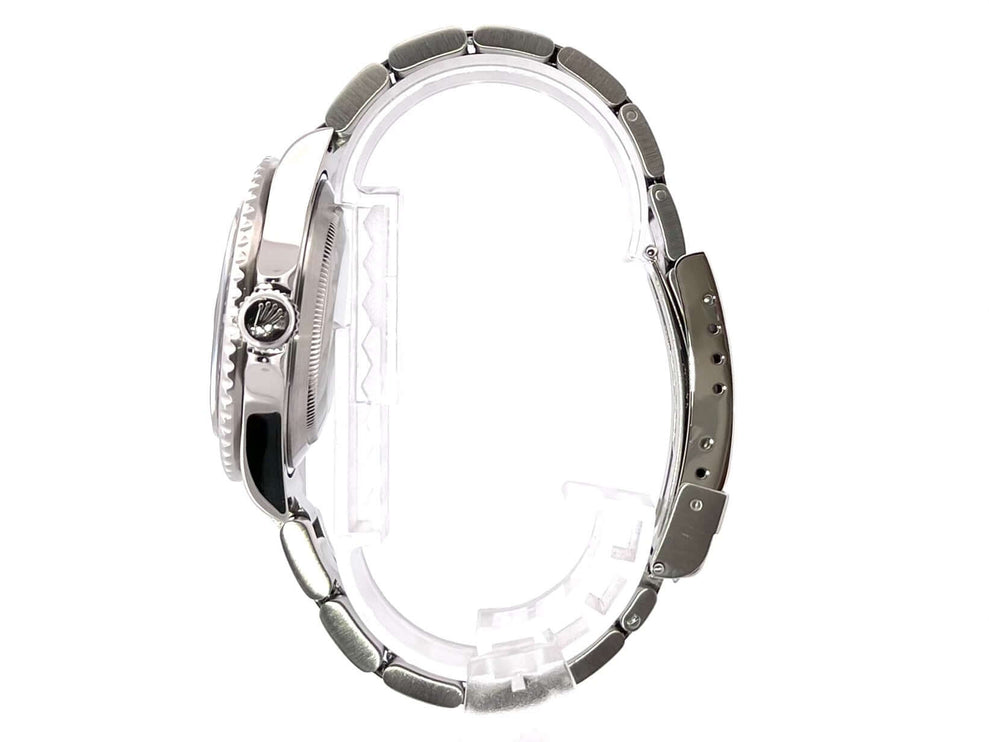 Rolex Submariner Date 16610 Edelstahl Gehäuse Seitenansicht mit polierter und satinierter Oberfläche und Oyster Armband.