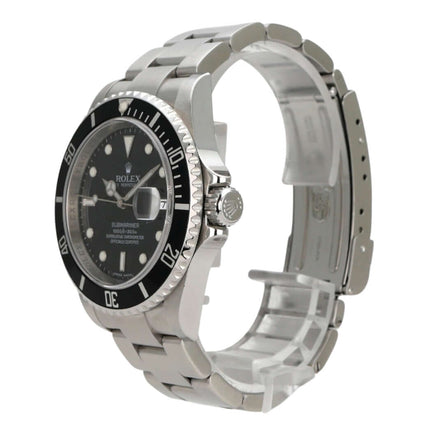 Rolex Submariner Date 16610 Edelstahl-Uhr mit schwarzem Zifferblatt, drehbarer Lünette und Oyster Armband.