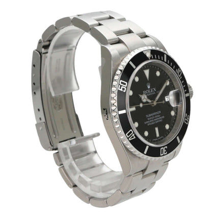 Rolex Submariner Date 16610 aus Edelstahl mit schwarzem Zifferblatt und drehbarer Lünette.