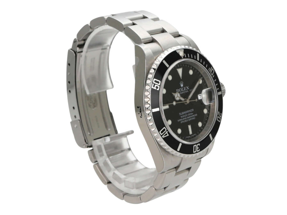 Rolex Submariner Date 16610 aus Edelstahl mit schwarzem Zifferblatt und drehbarer Lünette.