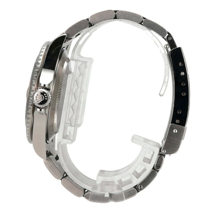 Seitenansicht der Rolex Submariner Date 16610 mit poliertem Edelstahlgehäuse und Oyster Armband.