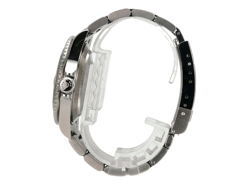 Seitenansicht der Rolex Submariner Date 16610 mit poliertem Edelstahlgehäuse und Oyster Armband.