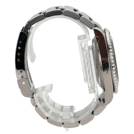 Seitenansicht der Rolex Submariner Date 16610 mit Edelstahl-Gehäuse und Oyster-Armband