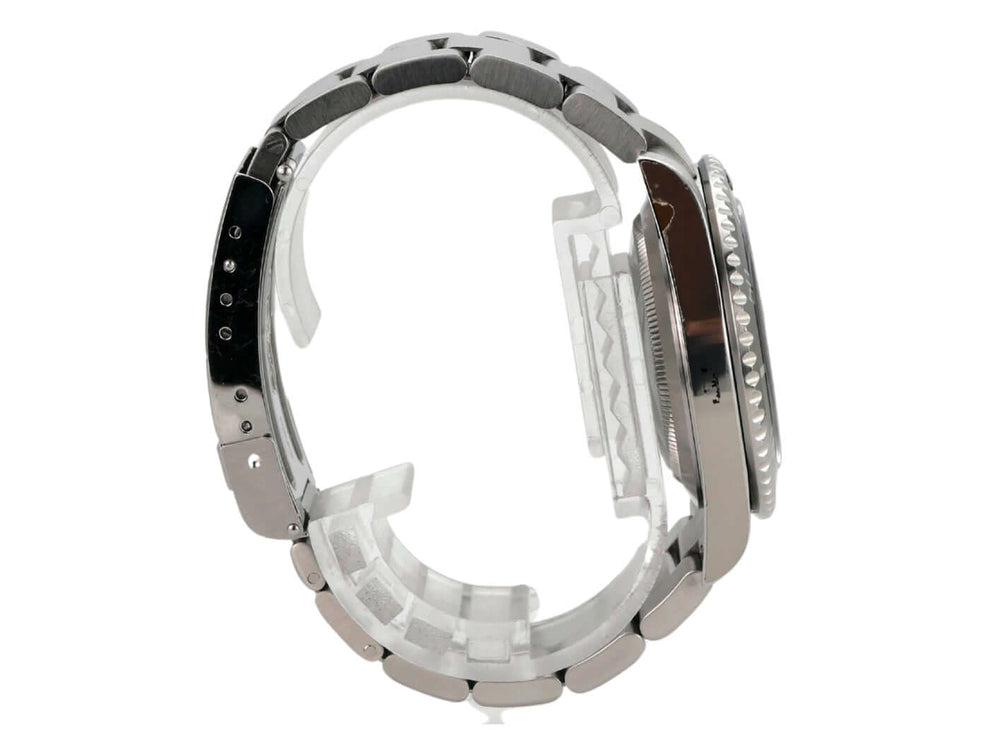 Seitenansicht der Rolex Submariner Date 16610 mit Edelstahl-Gehäuse und Oyster-Armband