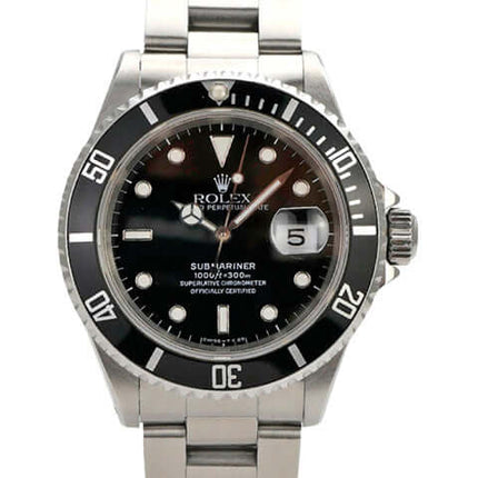 Rolex Submariner Date 16610 mit schwarzem Zifferblatt, Edelstahlgehäuse und drehbarer Lünette, 40 mm, Automatikwerk.
