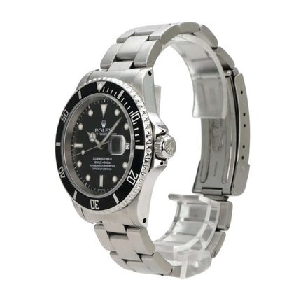 Rolex Submariner Date 16610 Edelstahl Uhr mit schwarzem Zifferblatt und Oyster Armband.