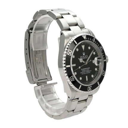 Rolex Submariner Date 16610 Edelstahl-Armbanduhr mit schwarzem Zifferblatt und drehbarer Lünette.