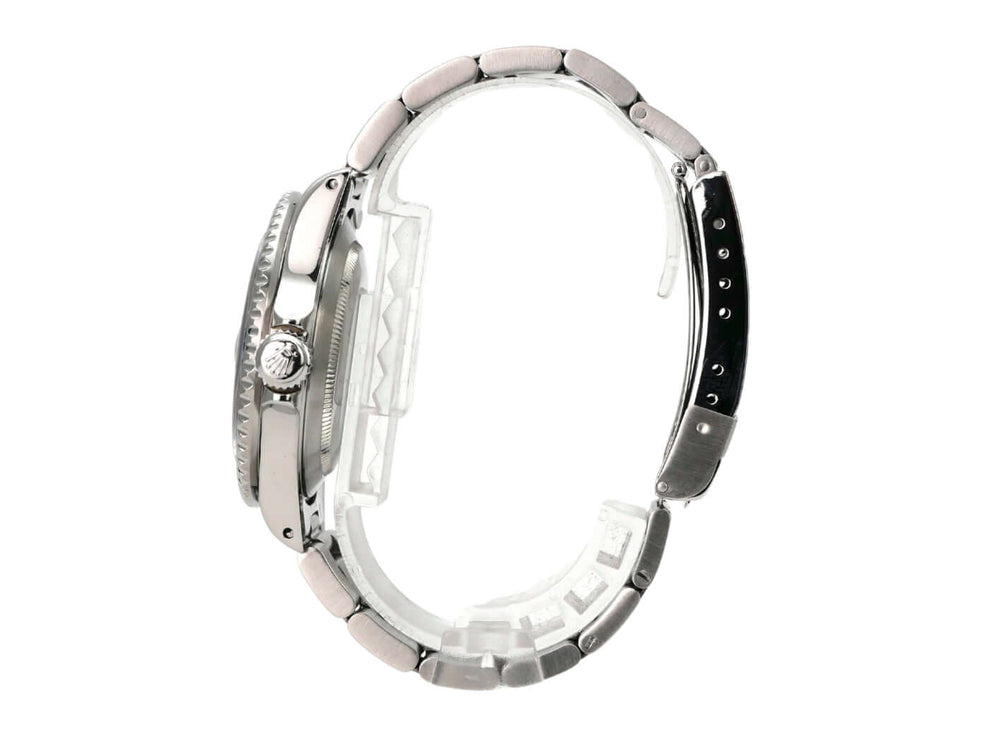 Rolex Submariner Date 16610 mit Edelstahl Gehäuse und Oyster Armband, seitliche Ansicht.