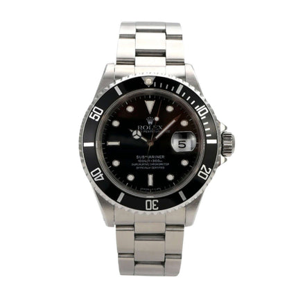 Rolex Submariner Date 16610 mit Edelstahlgehäuse und schwarzem Zifferblatt, drehbare Lünette und Oyster Armband.