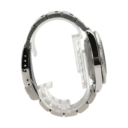 Seitenansicht der Rolex Submariner Date 16610 mit poliertem Edelstahl-Gehäuse und Oyster Armband.