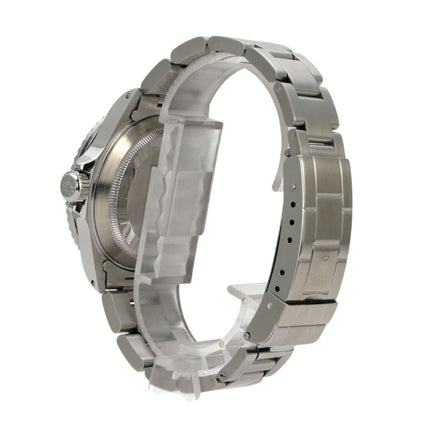 Seitenansicht der Rolex Submariner Date 16610 mit Edelstahlgehäuse und Oyster-Armband.