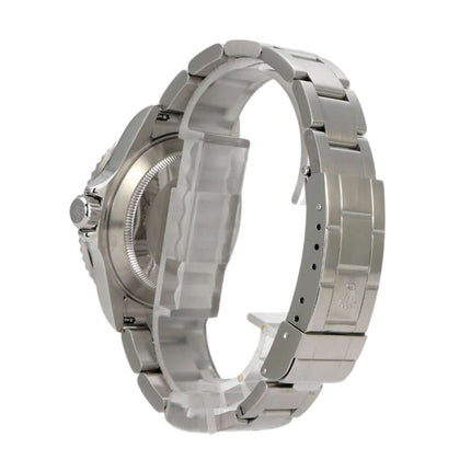 Seitenansicht der Rolex Submariner Date 16610LV mit Edelstahlarmband und poliertem Gehäuse.