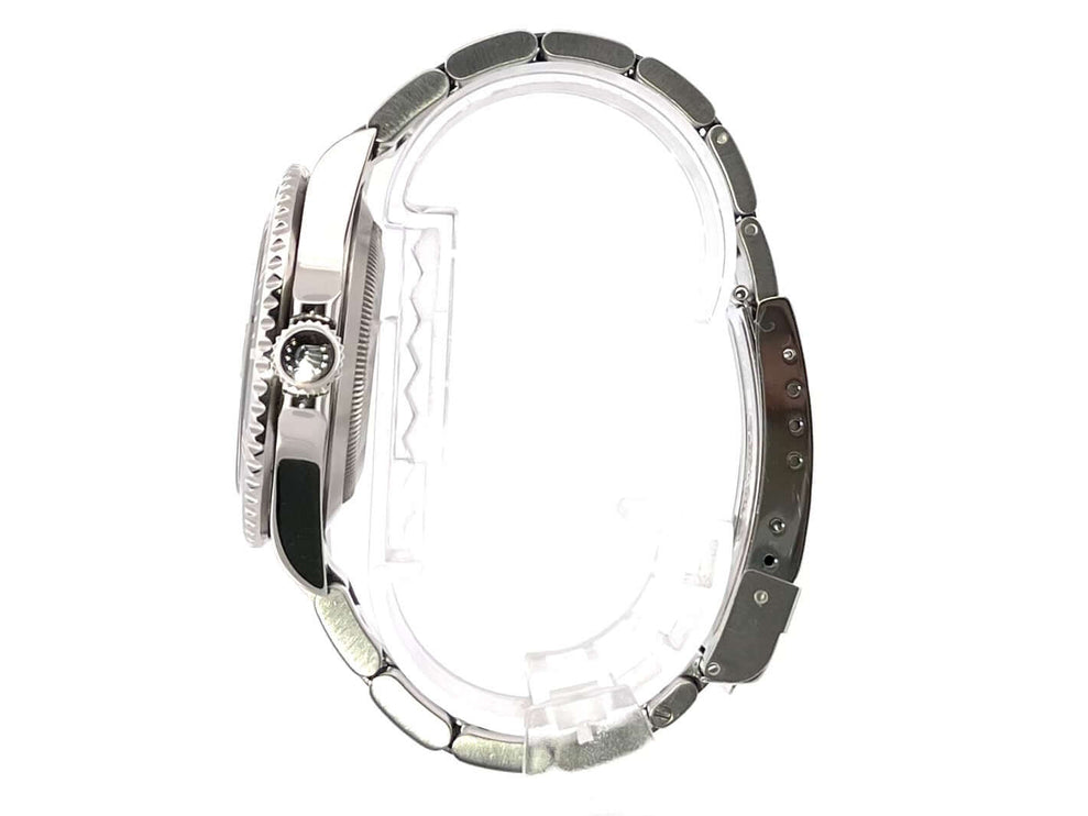 Rolex Submariner Date LV Ref. 16610LV, Seitenansicht des Edelstahlgehäuses und -armbands, grüne Lünette und Automatikwerk.