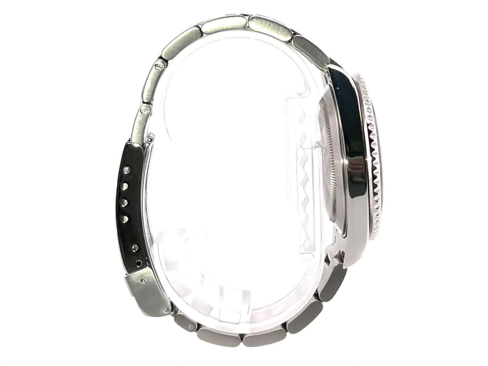 Seitenansicht der Rolex Submariner Date LV 16610LV aus Edelstahl mit poliertem und satiniertem Gehäuse und Armband.