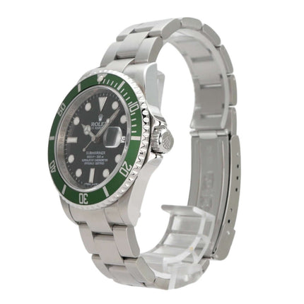 Rolex Submariner Date LV 16610LV mit schwarzem Zifferblatt und grüner Lünette, Edelstahlarmband, Uhrenansicht seitlich.
