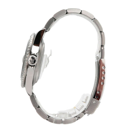 Seitenansicht der Rolex Submariner Date LV 16610LV mit Edelstahlarmband und drehbarer Lünette.