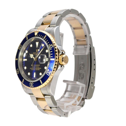 Rolex Submariner Date 16613 Edelstahl Gold Blau seitliche Ansicht mit blauem Ziffernblatt und drehbarer Lünette.