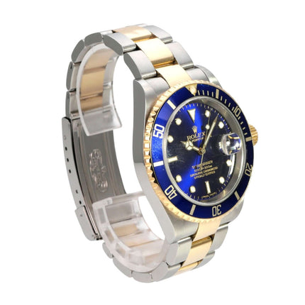 Rolex Submariner Date 16613 Edelstahl Gold Blau seitliche Ansicht mit blauem Zifferblatt und goldener Lünette.