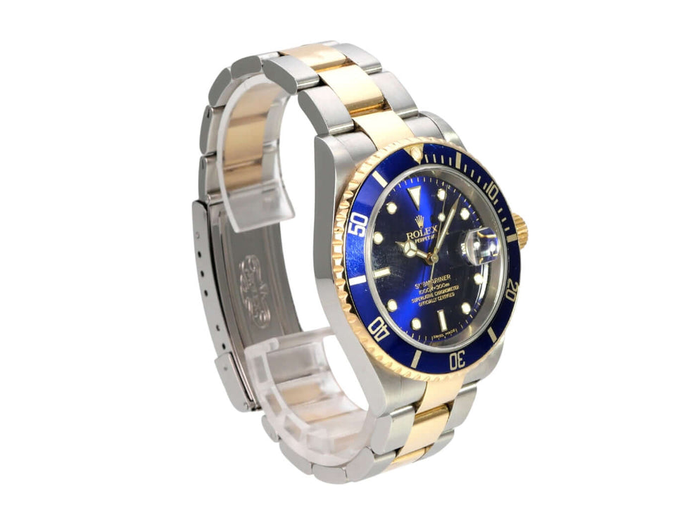Rolex Submariner Date 16613 Edelstahl Gold Blau seitliche Ansicht mit blauem Zifferblatt und goldener Lünette.