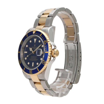Rolex Submariner Date 16613 Edelstahl und Gold mit blauer Lünette und Oyster-Armband von 2009, seitliche Ansicht.