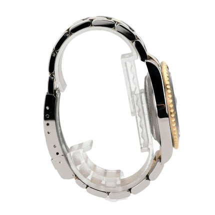 Seitenansicht der Rolex Submariner Date 16613 mit Edelstahl- und Goldarmband, hochwertig und elegant.