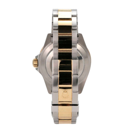 Seitenansicht einer Rolex Submariner Date 16613 mit Edelstahl- und Goldarmband.