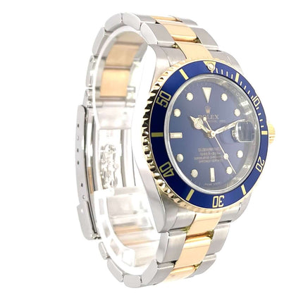 Rolex Submariner Date 16613 Edelstahl Gold Blau Uhr mit blauem Zifferblatt und Edelstahl/18 Karat Gelbgold Armband seitliche Ansicht