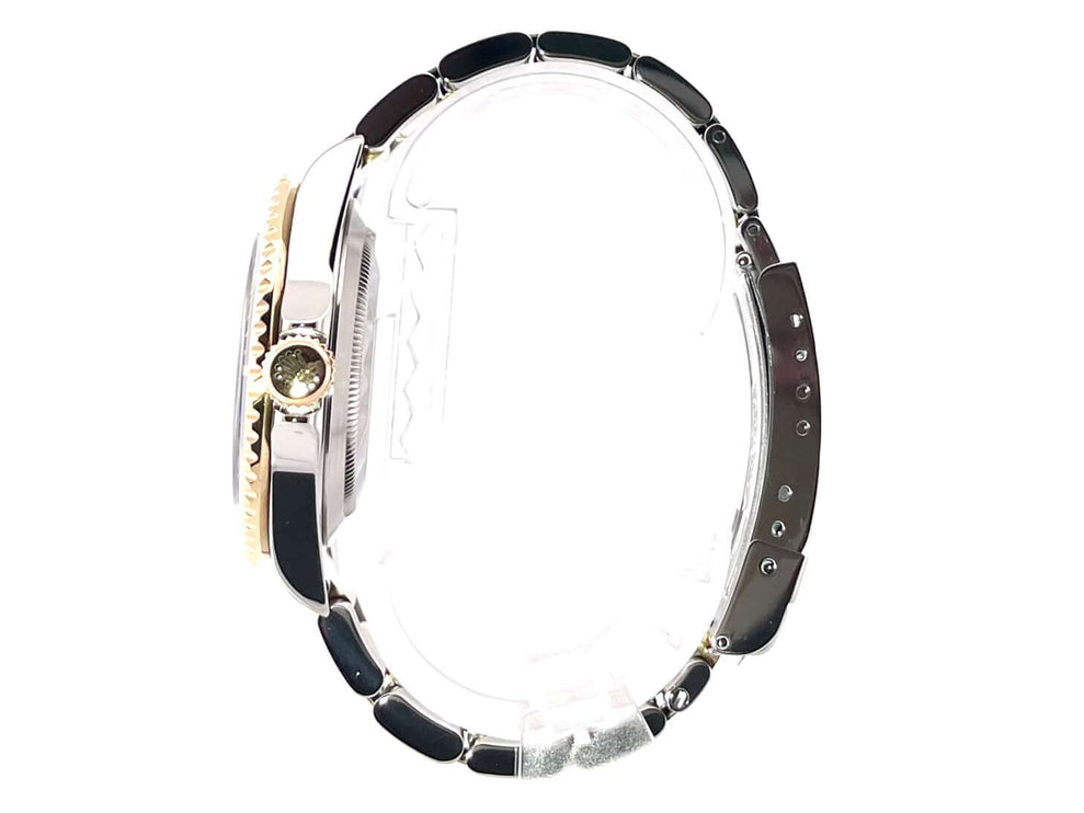 Seitenansicht der Rolex Submariner Date 16613, Edelstahl und Gold, blaues Zifferblatt, Armband in Edelstahl und Goldtextur