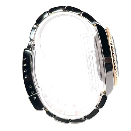 Seitenansicht der Rolex Submariner Date 16613 Uhr Edelstahl-Gold mit poliertem und satiniertem Armband.