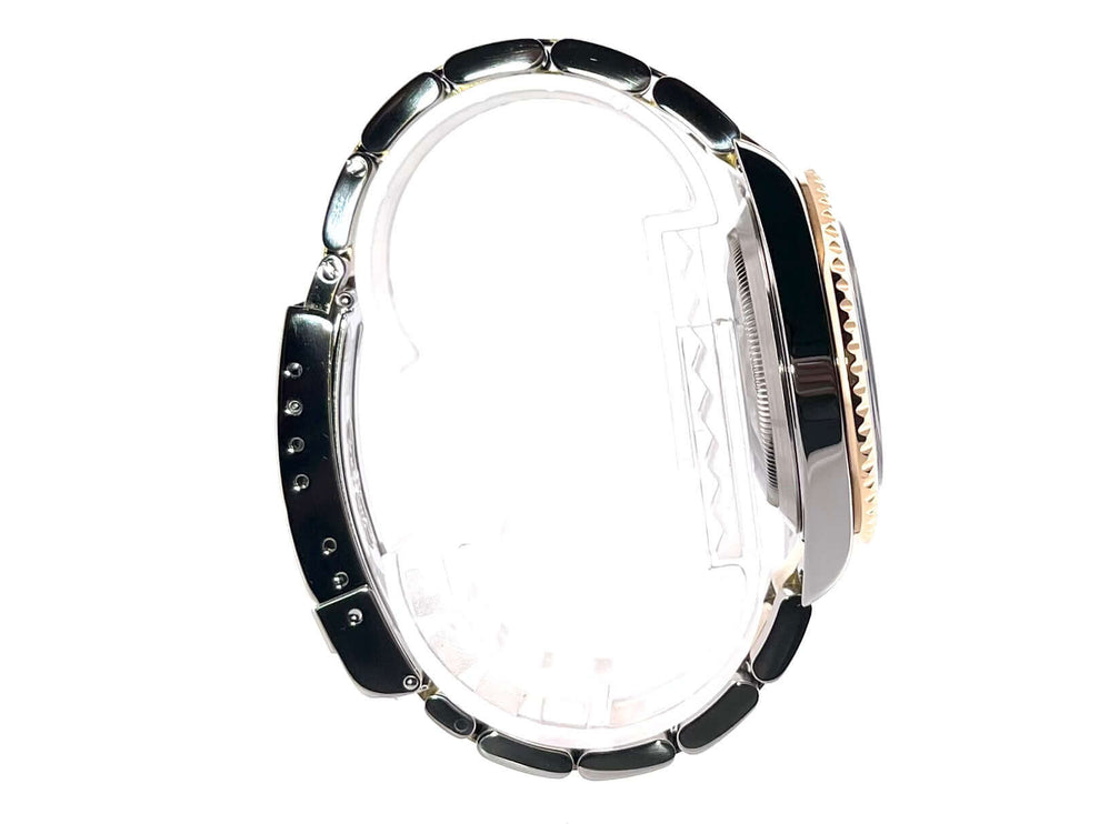 Seitenansicht der Rolex Submariner Date 16613 Uhr Edelstahl-Gold mit poliertem und satiniertem Armband.