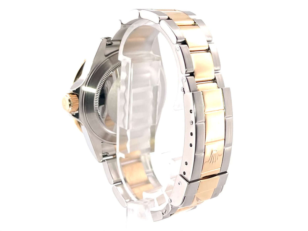 Rückansicht der Rolex Submariner Date 16613 Edelstahl/Gold Blau, zeigt das polierte und satinierte Edelstahl-Gold-Oyster-Armband