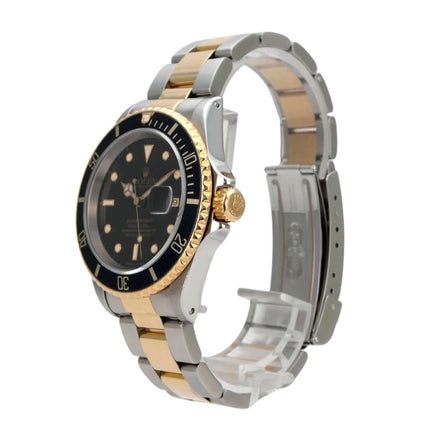 Rolex Submariner Date 16613 Edelstahl Gelbgold Schwarz mit schwarzem Zifferblatt und drehbarer Lünette.