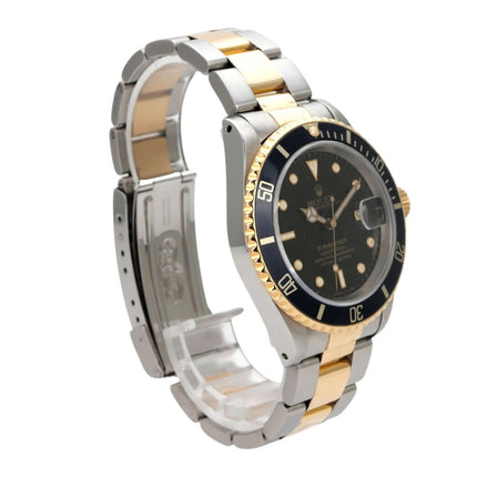 Rolex Submariner Date 16613 Edelstahl Gelbgold Schwarz Uhr mit schwarzem Zifferblatt und Edelstahluhrband.