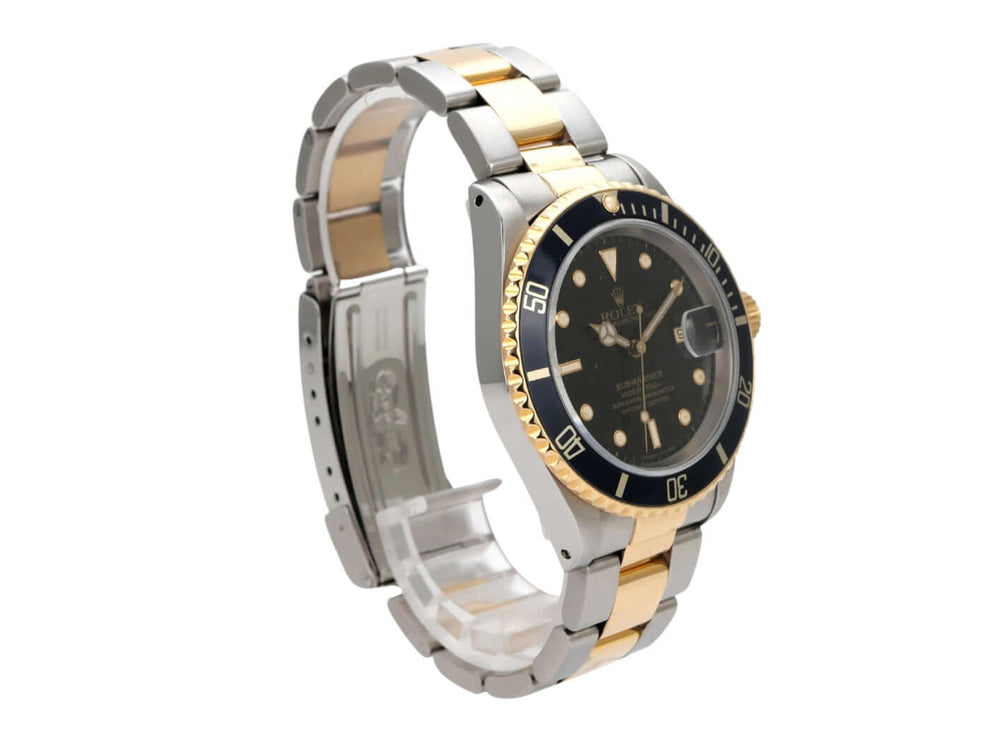 Rolex Submariner Date 16613 Edelstahl Gelbgold Schwarz Uhr mit schwarzem Zifferblatt und Edelstahluhrband.