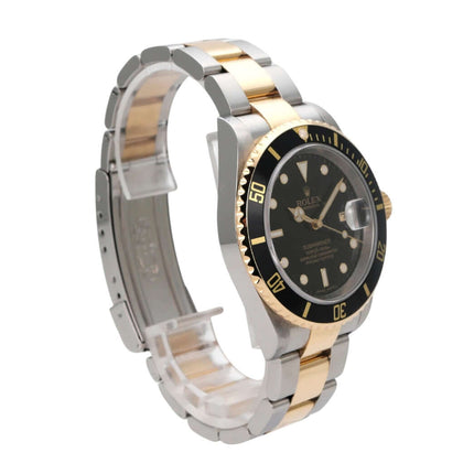 Rolex Submariner Date 16613 Edelstahl Gelbgold Schwarz seitlich mit schwarzem Zifferblatt und drehbarer Lünette.