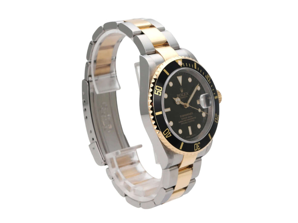 Rolex Submariner Date 16613 Edelstahl Gelbgold Schwarz seitlich mit schwarzem Zifferblatt und drehbarer Lünette.
