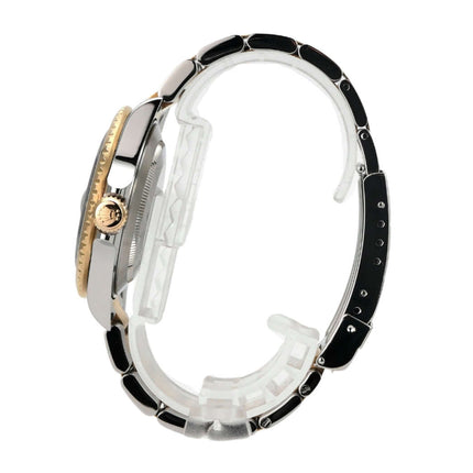 Detailansicht der Rolex Submariner Date 16613 Edelstahl Gelbgold Schwarz mit poliertem und satiniertem Armband.