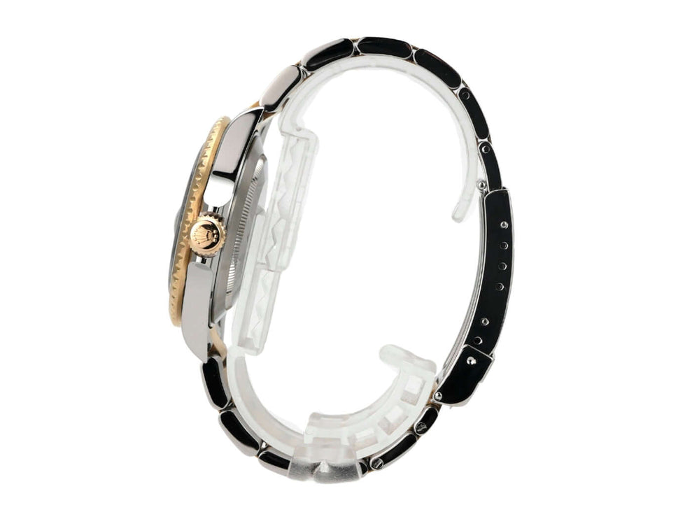 Detailansicht der Rolex Submariner Date 16613 Edelstahl Gelbgold Schwarz mit poliertem und satiniertem Armband.