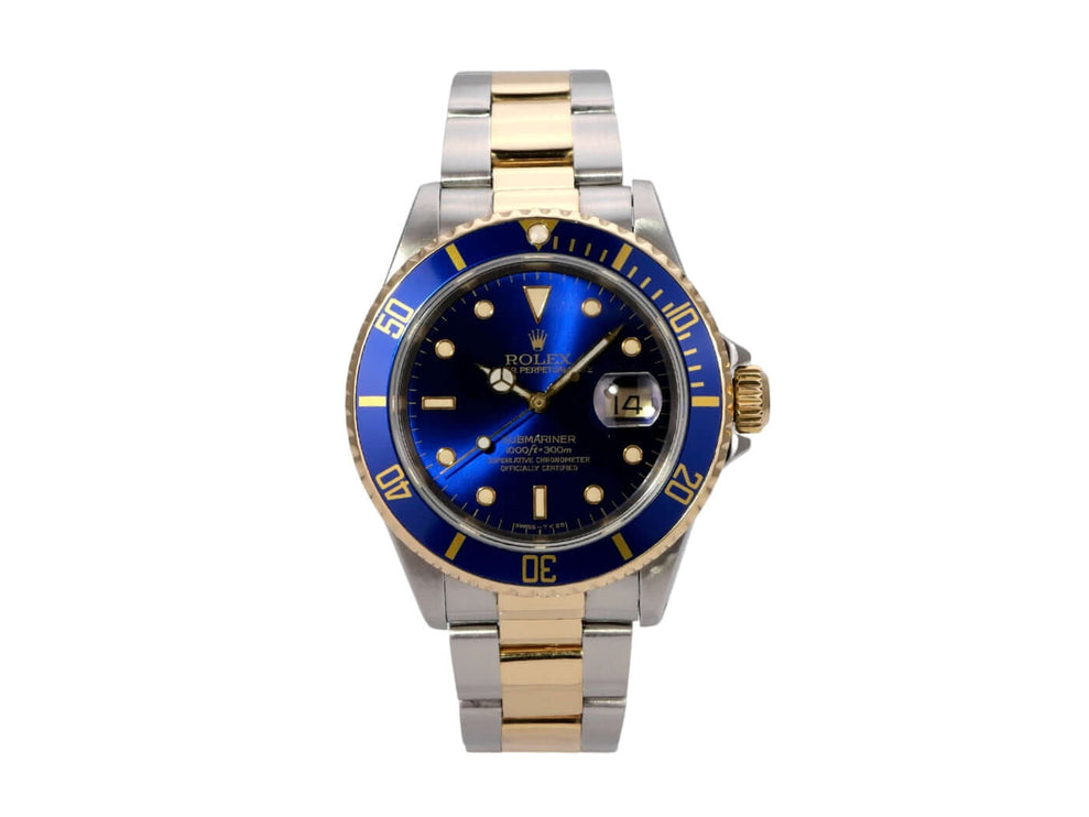 Rolex Submariner Date 16613 Edelstahl Gold Blau im Vordergrund, Edelstahl- und Goldarmband, blaues Zifferblatt.