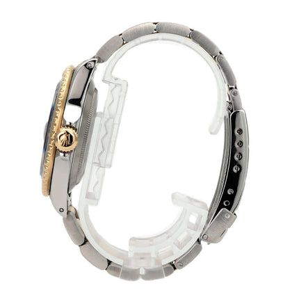 Seitenansicht der Rolex Submariner Date 16613 Edelstahl Gold Blau mit poliertem Gehäuse und Oyster-Armband.