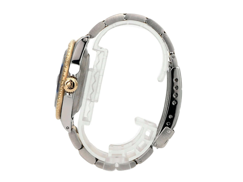 Seitenansicht der Rolex Submariner Date 16613 Edelstahl Gold Blau mit poliertem Gehäuse und Oyster-Armband.